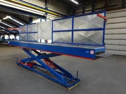 Je ziet een blauw heftafel voor montagewerkzaamheden met rode details van Beerepoot. De heftafel staat in de werkplaats van Beerepoot.