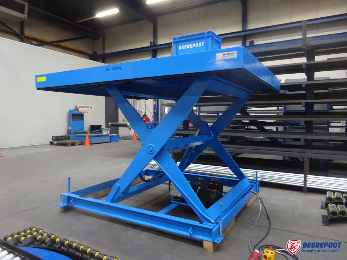 Je ziet een blauwe heftafel in een voorraadhal van Beerepoot. Op de heftafel zie je een blauw kratje van Beerepoot.